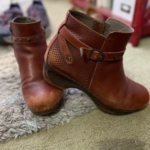 Dansko women’s side zip clog